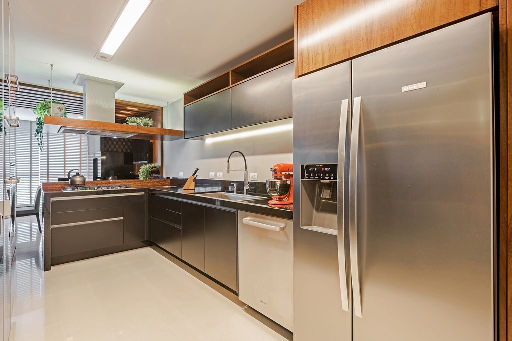 Cozinha aberta e espaçosa projetada arquitetos